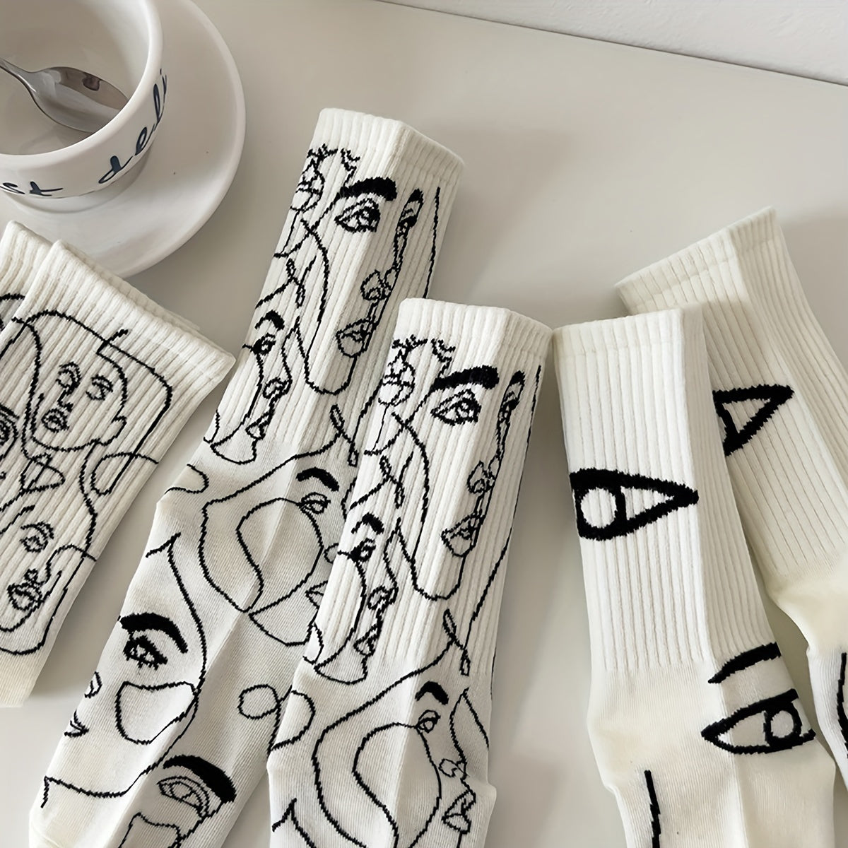 3\u002F 6 Pairs Abstract Line Paintings Mid Tube Socks Street Trend Sports Sweat Absorbing Breathable Couple Casual Socks